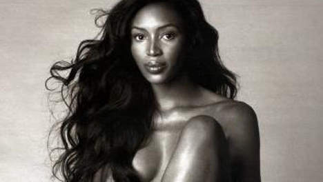 People: Naomi Campbell pose nue et suscite la réaction des fans