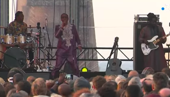 Vidéo- Concert de la paix : Youssou Ndour réunit 8200 spectateurs en Normandie