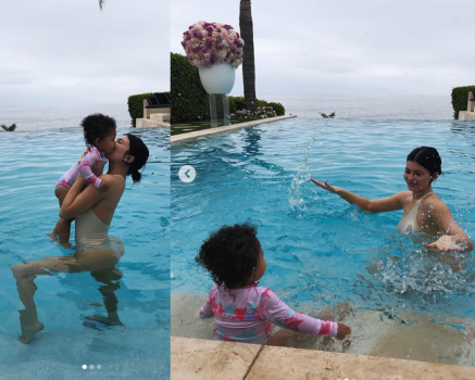 Nouvelles photos mignonnes de Kylie Jenner et de sa fille de un an, Stormi, éclaboussant dans la piscine
