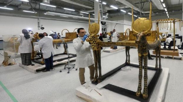 Legypte Présente Un Sarcophage De Toutânkhamon En Restauration