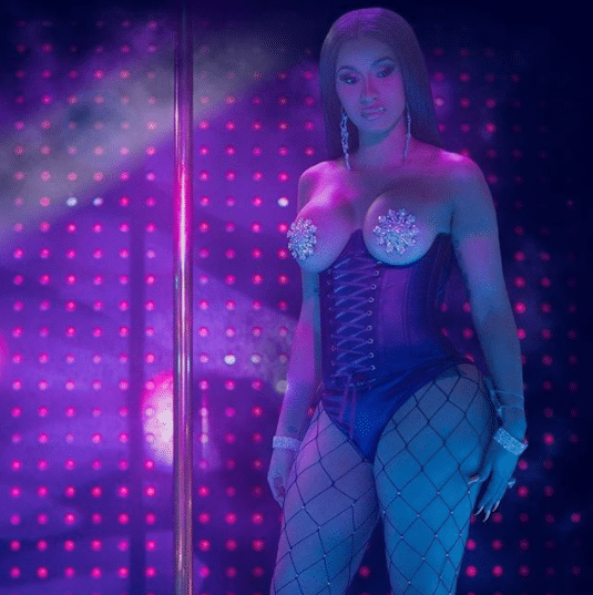 Cardi B expose ses seins pour promouvoir son nouveau film