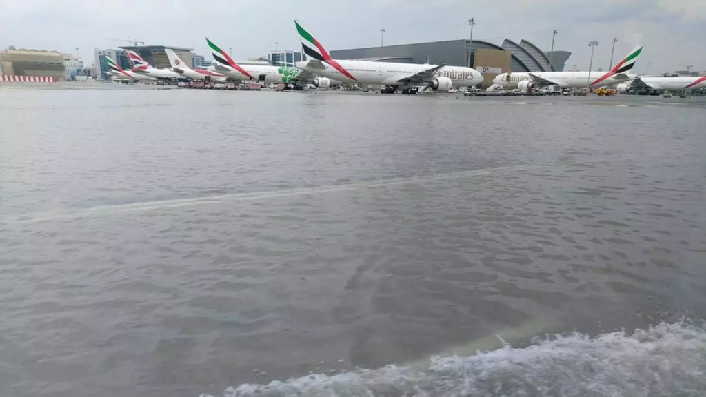 Des passagers bloqués et des vols retardés alors que l'aéroport de ...