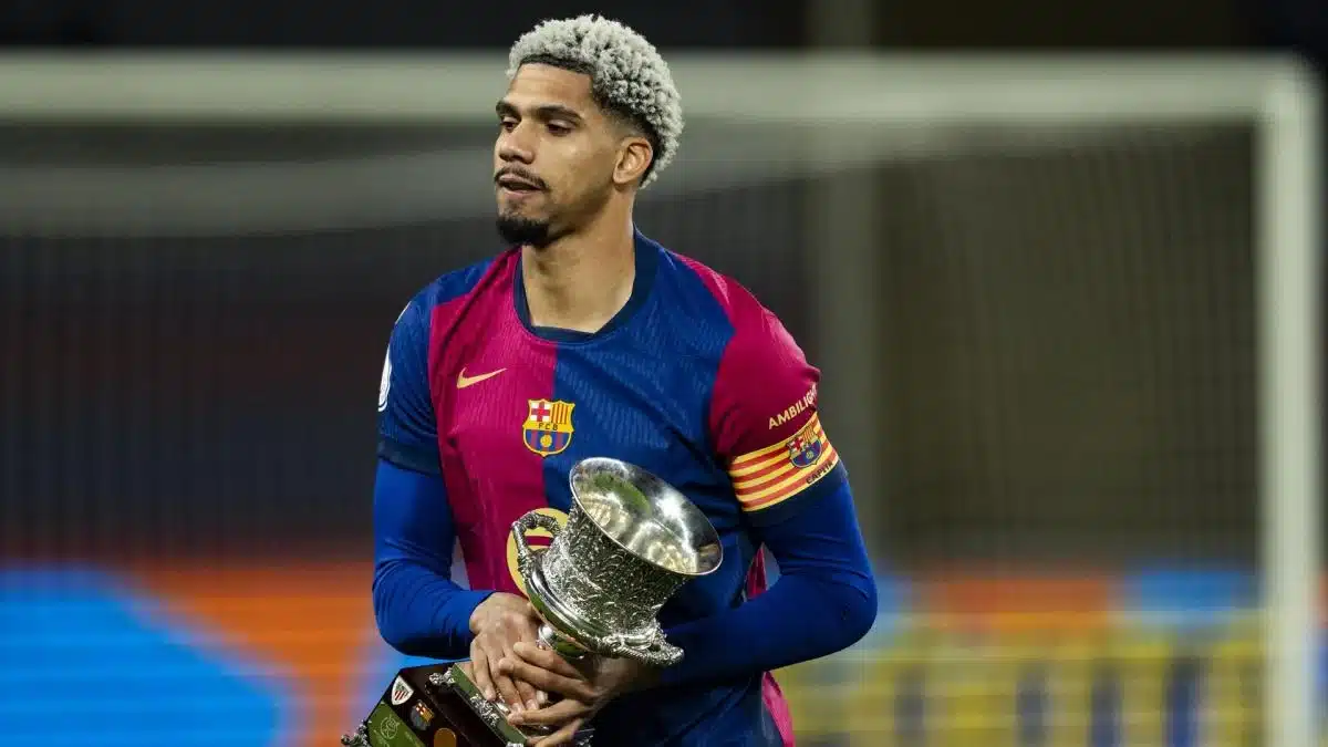 Le FC Barcelone commence à en avoir ras le bol de Ronald Araujo !