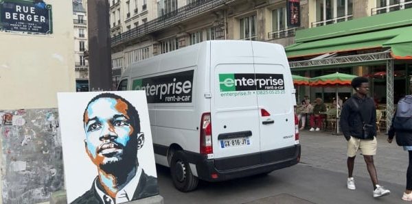 Un portrait d’Ousmane Sonko flotte dans les rues de Paris