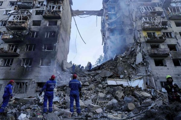 La Russie tire plus de 440 drones et 32 missiles tuant au moins 15 lors de frappes massives contre l’Ukraine