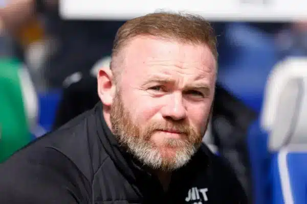 Wayne Rooney tient des propos incendiaires sur Amorim, le qualifiant de « pot-de-vin »